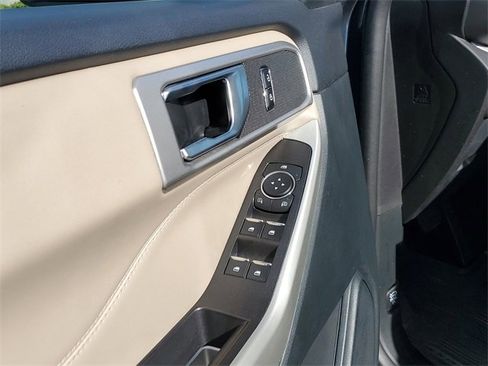 Used 2023 Ford Explorer XLT image 19