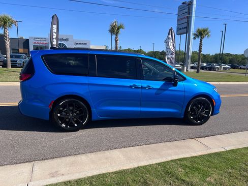 New 2026 Chrysler Pacifica Select w/ S Appearance Package image 6