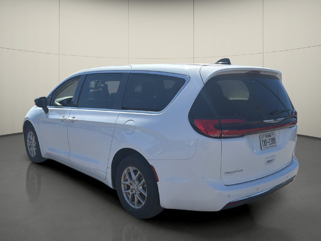 Used 2024 Chrysler Pacifica Touring-L FWD image 5