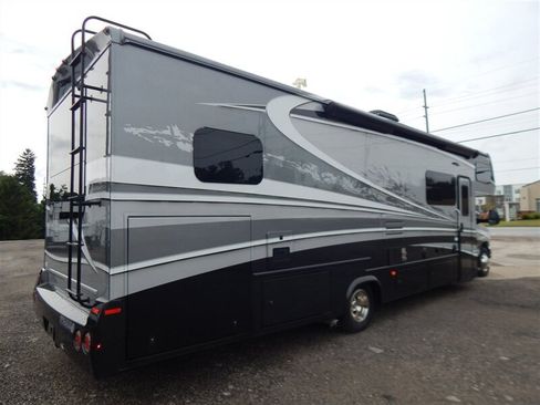 Used 2018 Ford E-450 and Econoline 450 Super Duty w/ Motorhome Prep Package RWD image 7
