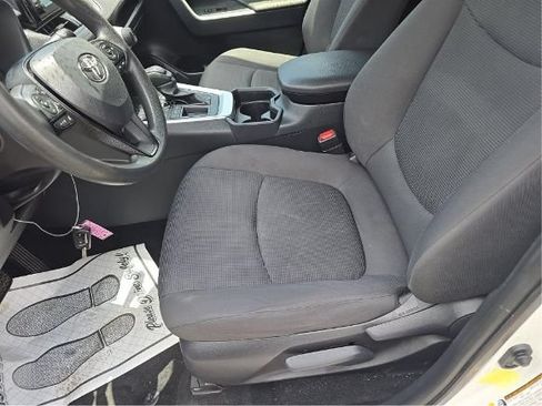Used 2019 Toyota RAV4 LE FWD image 4