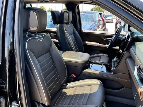 Used 2025 GMC Yukon XL Denali Ultimate w/ LPO, Floor Liner Package AWD/4WD image 8