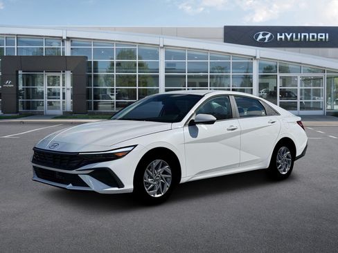 New 2026 Hyundai Elantra Hybrid FWD image 2