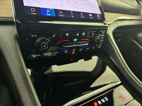 Used 2025 Jeep Grand Cherokee Summit image 23