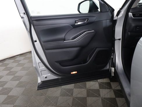 Used 2020 Toyota Highlander XLE image 24