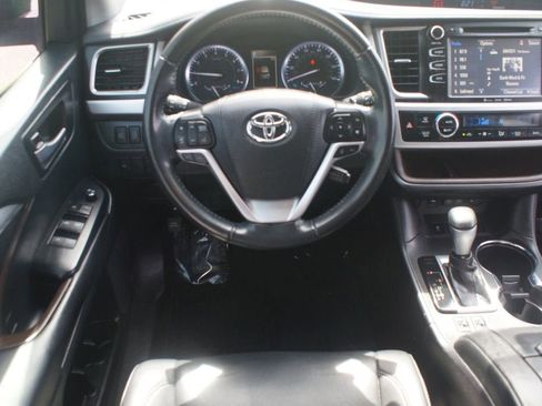 Used 2019 Toyota Highlander XLE FWD image 5