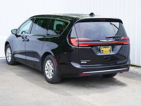 Used 2024 Chrysler Pacifica Touring-L FWD image 4