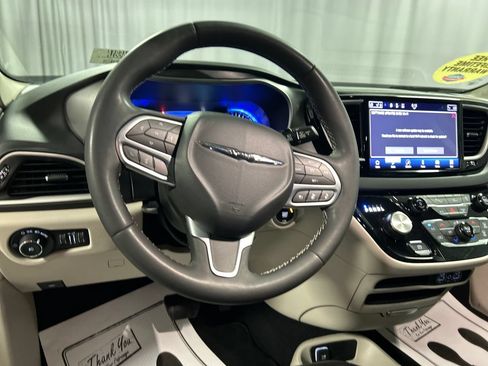 Used 2023 Chrysler Pacifica Touring-L FWD image 15