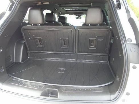 Used 2022 Buick Enclave Avenir w/ LPO, Floor Liner Package AWD/4WD image 33
