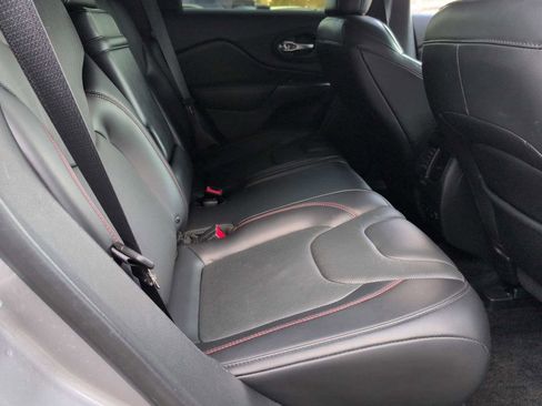 Used 2019 Jeep Cherokee Trailhawk image 22