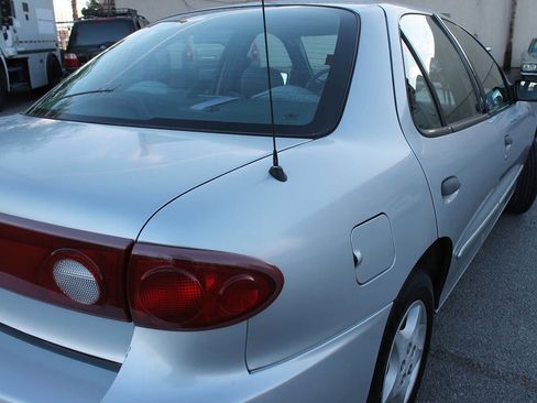 Used 2005 Chevrolet Cavalier Sedan w/ Preferred Equipment Group FWD image 14