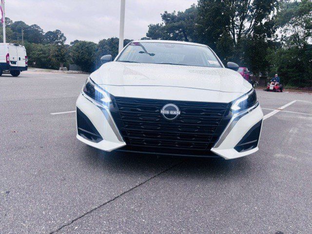 Used 2025 Nissan Altima 2.5 SV FWD image 3