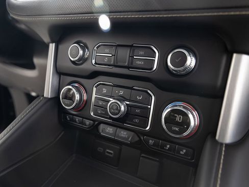 Used 2024 GMC Yukon XL SLT image 29