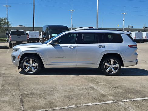 Used 2021 Jeep Grand Cherokee L Overland w/ Luxury Tech Group IV AWD/4WD image 9