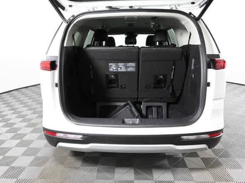 Used 2024 Kia Carnival EX image 8