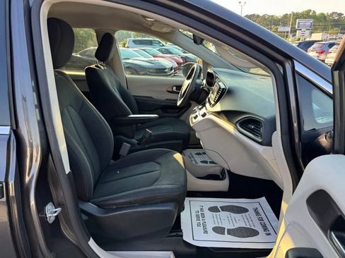 Used 2017 Chrysler Pacifica Touring FWD image 9
