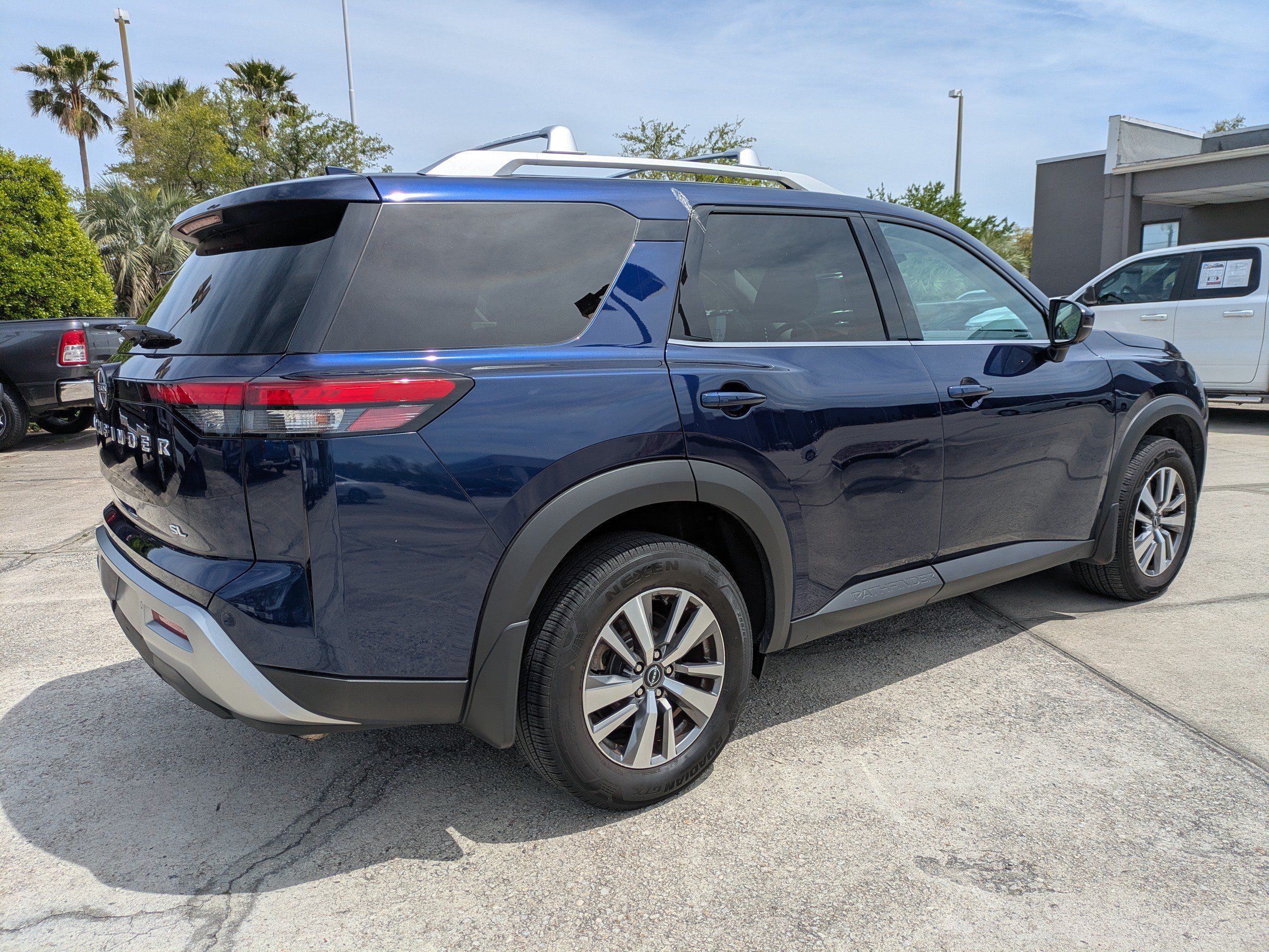 Used 2023 Nissan Pathfinder SL FWD image 4