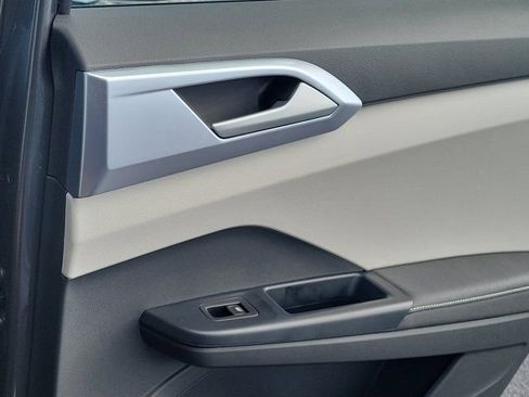 Certified 2025 Volkswagen Taos SE FWD image 7