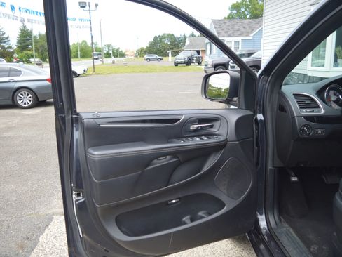 Used 2014 Chrysler Town & Country S FWD image 29