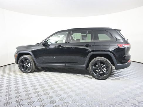 Used 2023 Jeep Grand Cherokee Altitude AWD/4WD image 3