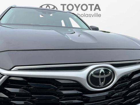 Used 2021 Toyota Highlander XLE AWD/4WD image 9