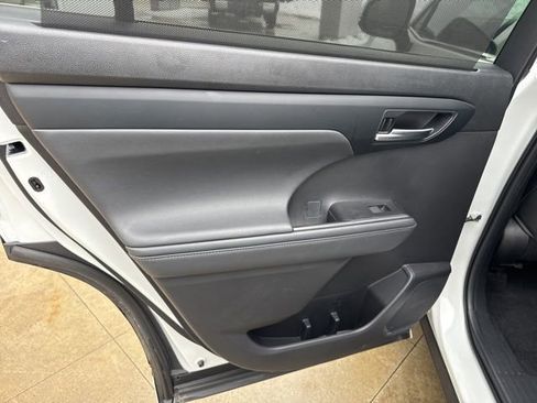 Used 2023 Toyota Highlander XLE image 27