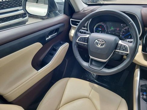 Used 2022 Toyota Highlander XLE AWD/4WD image 17