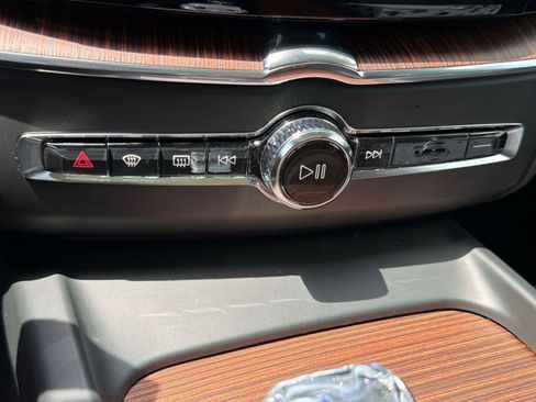 Certified 2023 Volvo XC60 B5 Ultimate w/ Climate Package FWD image 18