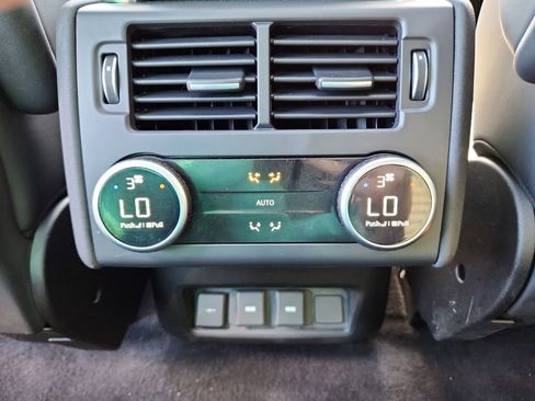 Used 2023 Land Rover Discovery Metropolitan Edition AWD/4WD image 27