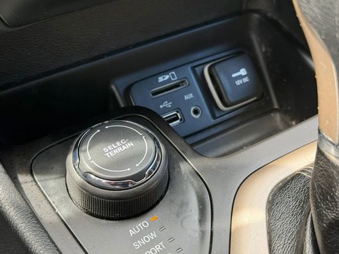 Used 2015 Jeep Cherokee Latitude w/ Cold Weather Group AWD/4WD image 30