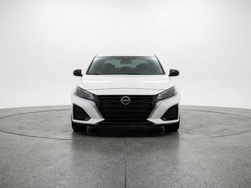 Used 2025 Nissan Altima 2.5 SV FWD image 2