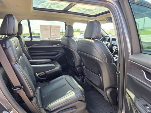 Used 2023 Jeep Grand Cherokee L Limited w/ Black Appearance Package AWD/4WD image 15