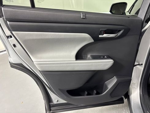 Used 2024 Toyota Highlander XLE image 32