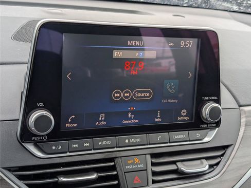 Used 2025 Nissan Altima 2.5 SV FWD image 24