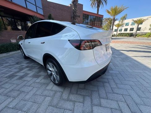 Used 2024 Tesla Model Y Long Range AWD/4WD image 4