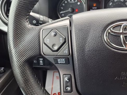Used 2022 Toyota Tacoma TRD Off-Road AWD/4WD image 20
