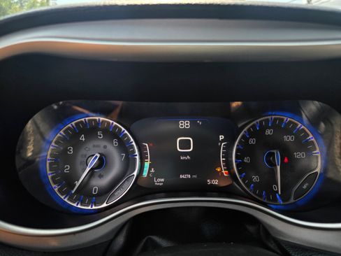 Used 2024 Chrysler Pacifica Touring FWD image 10