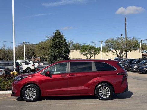 Certified 2025 Toyota Sienna LE image 4