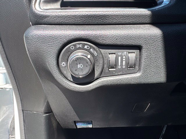 Used 2025 Chrysler Pacifica Limited FWD image 24