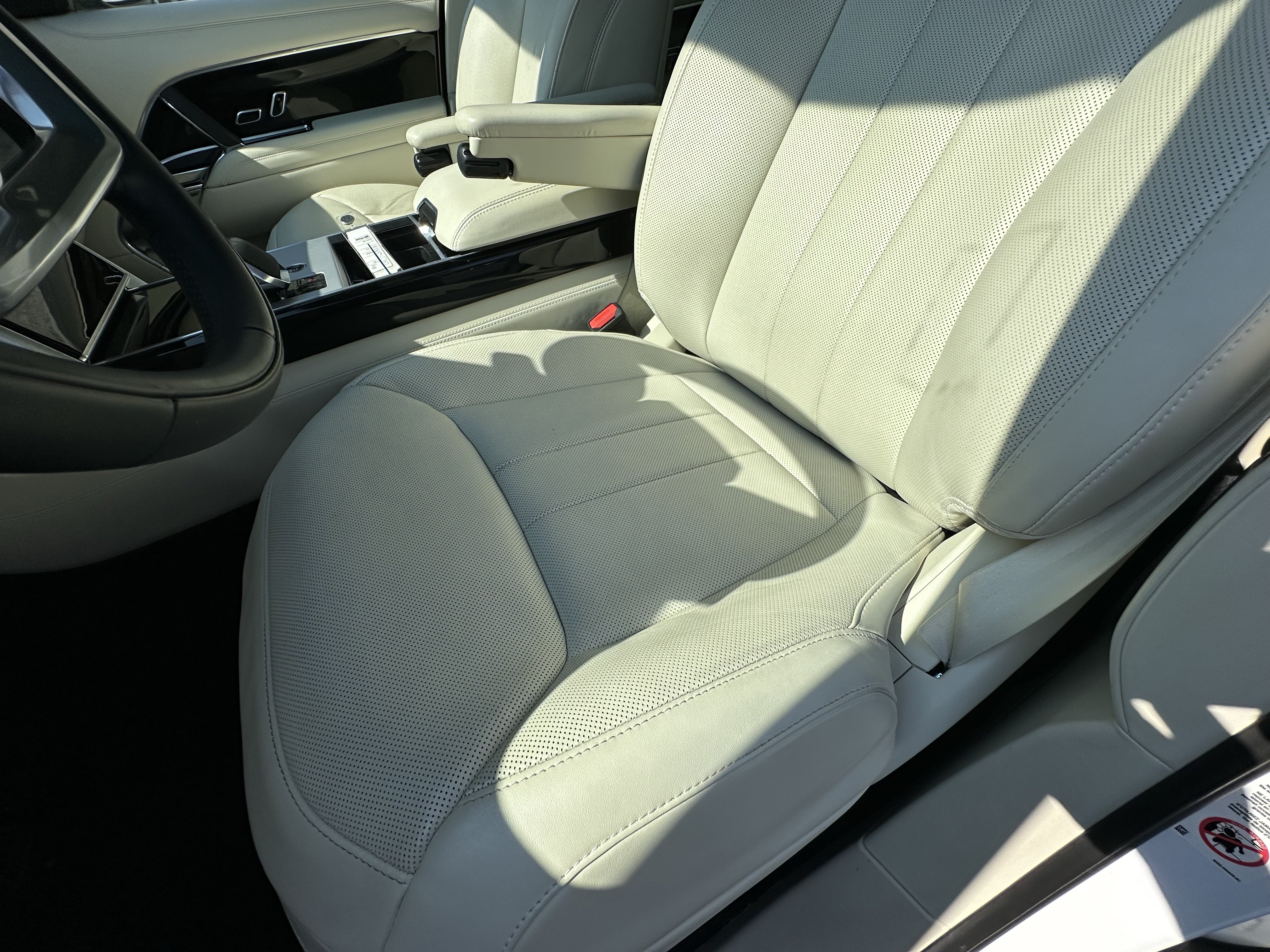 Certified 2025 Land Rover Range Rover SE AWD/4WD image 16