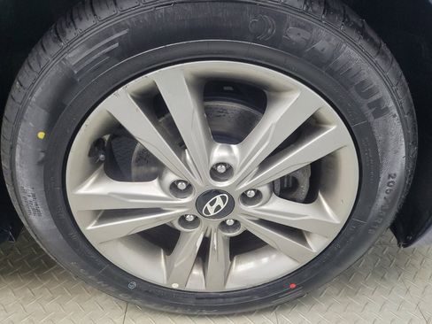 Used 2017 Hyundai Elantra SE image 31