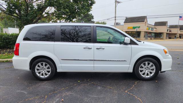 Used 2015 Chrysler Town & Country Touring w/ Driver Convenience Group FWD image 3