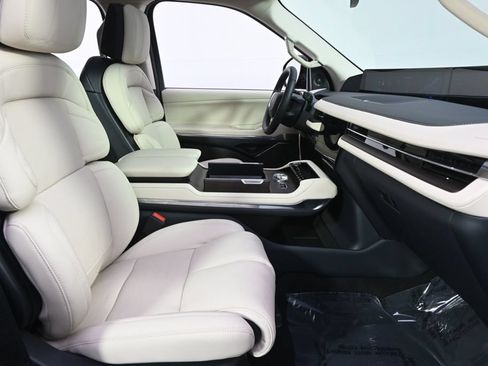 New 2027 Lincoln Navigator Reserve AWD/4WD image 16