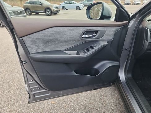 Used 2023 Nissan Rogue SV image 9