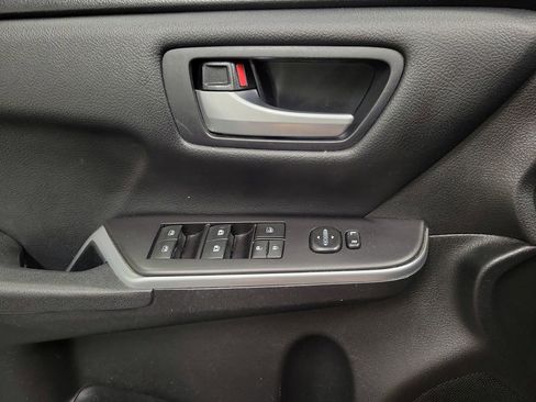 Used 2017 Toyota Camry SE w/ Moonroof Package FWD image 18