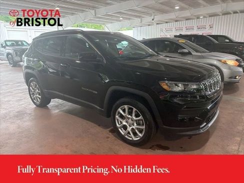 Used 2024 Jeep Compass Latitude w/ Sun and Sound Group AWD/4WD image 15