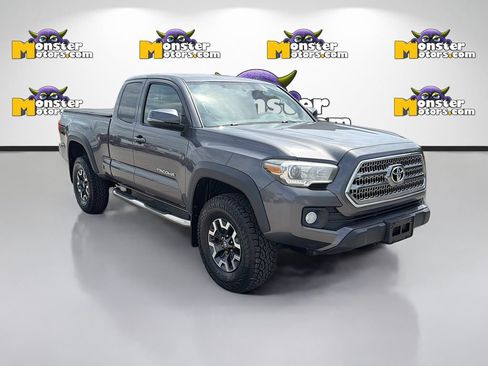 Used 2017 Toyota Tacoma TRD Off-Road AWD/4WD image 3