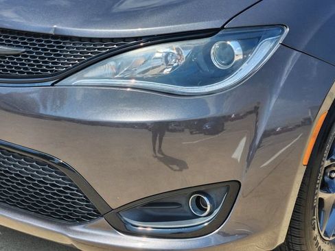 Used 2019 Chrysler Pacifica Touring Plus w/ S Appearance Package FWD image 16