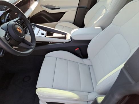 Certified 2025 Porsche Macan Electric image 23