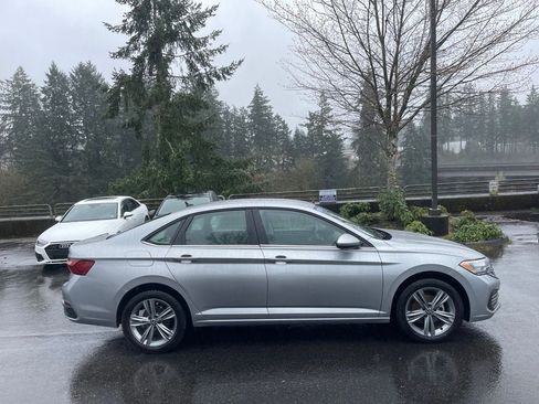 Certified 2024 Volkswagen Jetta SE image 2